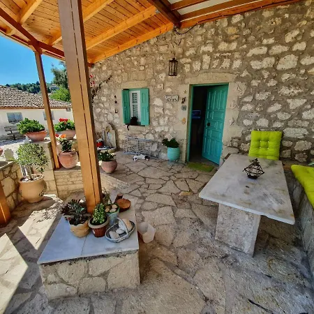 Manolis House Holiday home *